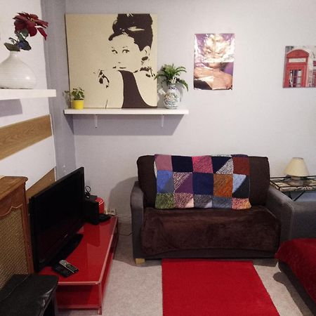 Guesthouse Familial Pour 1,2,3,4 Personnes De 42M2-Accessible Handic -Rez De Chaussee-Vues Sur Rue Et Patio Prive - Sejour,Chambre Separee,Cuisine,Salle De Bain,Lit Double Et Canape-Lit 2Pers-Entree De La Rue Berzelius-5 Minutes Du Metro Brochant-Lig Paris Eksteriør bilde