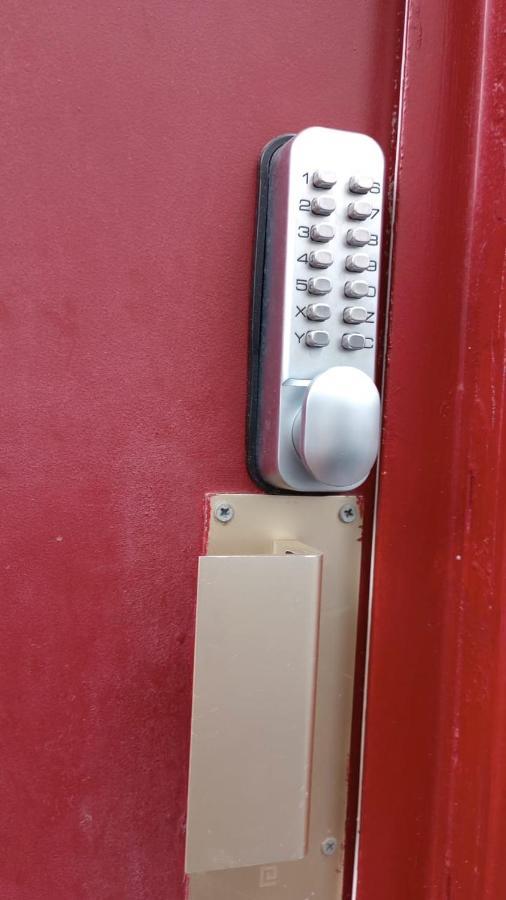 Guesthouse Familial Pour 1,2,3,4 Personnes De 42M2-Accessible Handic -Rez De Chaussee-Vues Sur Rue Et Patio Prive - Sejour,Chambre Separee,Cuisine,Salle De Bain,Lit Double Et Canape-Lit 2Pers-Entree De La Rue Berzelius-5 Minutes Du Metro Brochant-Lig Paris Eksteriør bilde